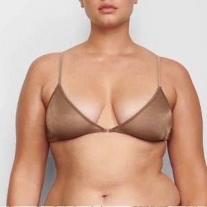 SKIMS Glissenette Triangle Bralette In Chai